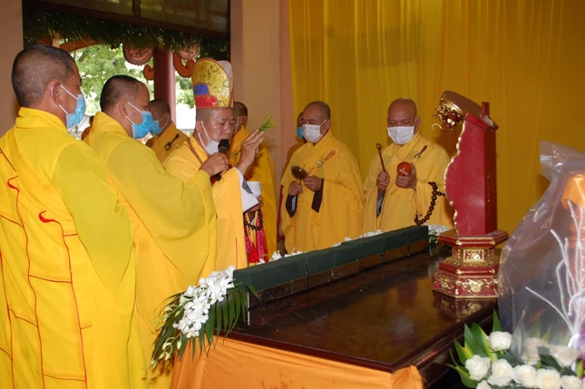 Sái tịnh kim quan