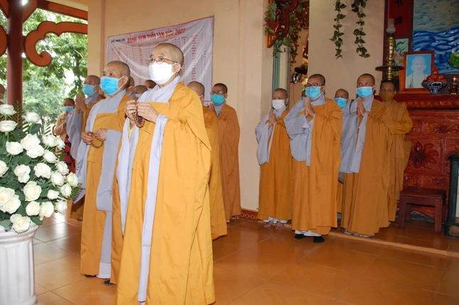 Chư Ni Phân ban Ni giới Phật giáo tỉnh hộ niệm