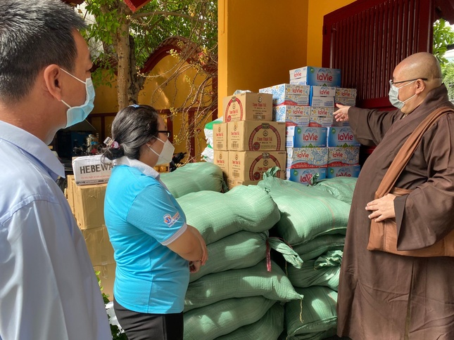 400 phần quà được chùa Viên Giác chia sẻ đến những đối tượng khó khăn - Ảnh: V.Giác 400 phần quà được chùa Viên Giác chia sẻ đến những đối tượng khó khăn - Ảnh: V.Giác