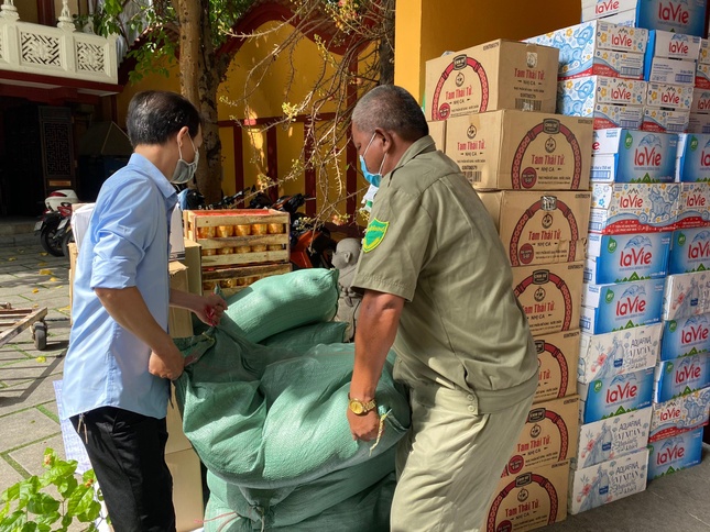 Chuyển hàng cứu trợ sẵn sàng giúp sức đến người nghèo vượt qua khó khăn Chuyển hàng cứu trợ sẵn sàng giúp sức đến người nghèo vượt qua khó khăn