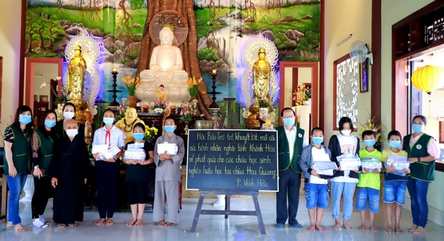 Ban Tổ chức trao quà cho các em học sinh