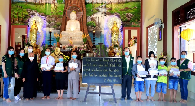 Ban Tổ chức trao quà cho các em học sinh Ban Tổ chức trao quà cho các em học sinh