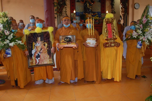 Môn đồ pháp quyến tiễn đưa ân sư