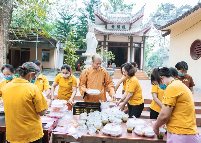 Đại đức Thích Nguyên Phong, các tình nguyện viên chuẩn bị suất cơm cho bệnh nhân và thân nhân