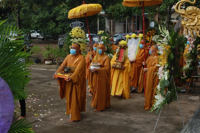 Cung thỉnh di ảnh, y bát Trưởng lão Hòa thượng