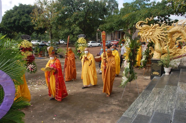 Nghi thức di quan từ Giác linh đường đến bảo tháp trong khuôn viên chùa Thanh Long