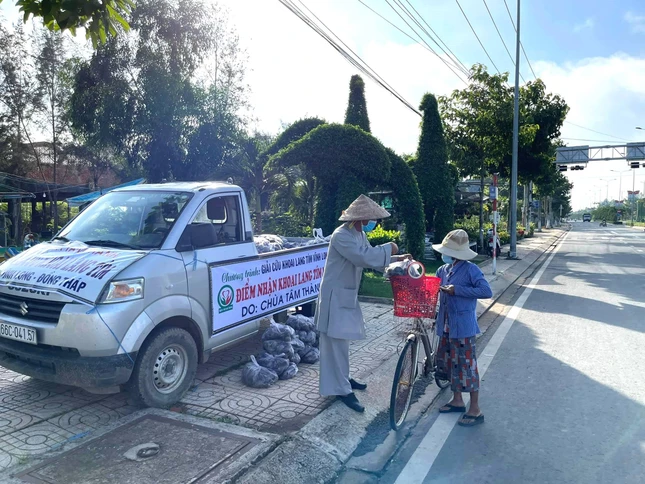 Thượng tọa Thích Thiện Quý trao khoai lang miễn phí cho người nghèo Thượng tọa Thích Thiện Quý trao khoai lang miễn phí cho người nghèo