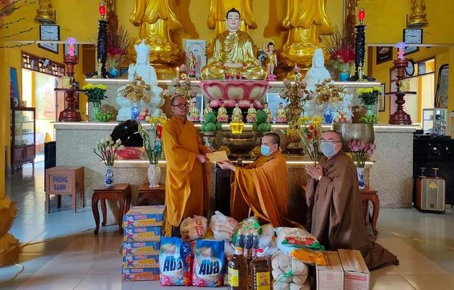 Trao tịnh tài cúng dường trường hạ