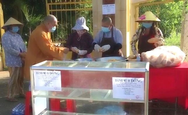 Chuẩn bị tặng bánh mì đến người khó khăn