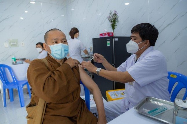 Thượng tọa Thích Minh Quang, Trưởng ban Trị sự Phật giáo quận 1 tiêm mũi 1 vắc-xin Covid-19 tại Bệnh viện Thống Nhất - Ảnh: M.Thuận