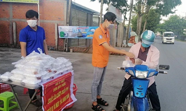 Chùa Bình Phước kết hợp cùng các Phật tử trao suất cơm chay đến người nghèo
