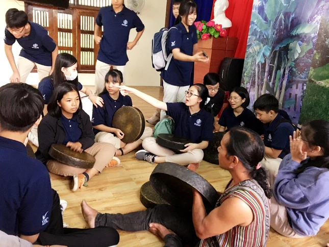 Cồng chiêng của làng Teng và giấc mơ du lịch cộng đồng được bạn trẻ biết đến Cồng chiêng của làng Teng và giấc mơ du lịch cộng đồng được bạn trẻ biết đến