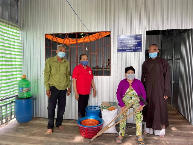 Thượng tọa Thích Thiện Quý bàn giao nhà tình thương đến hộ nghèo