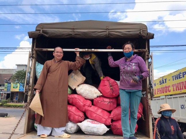 Chuyến xe rau củ quả đầu tiên của Phật giáo Đắk Nông chuyển đến TP.HCM Chuyến xe rau củ quả đầu tiên của Phật giáo Đắk Nông chuyển đến TP.HCM