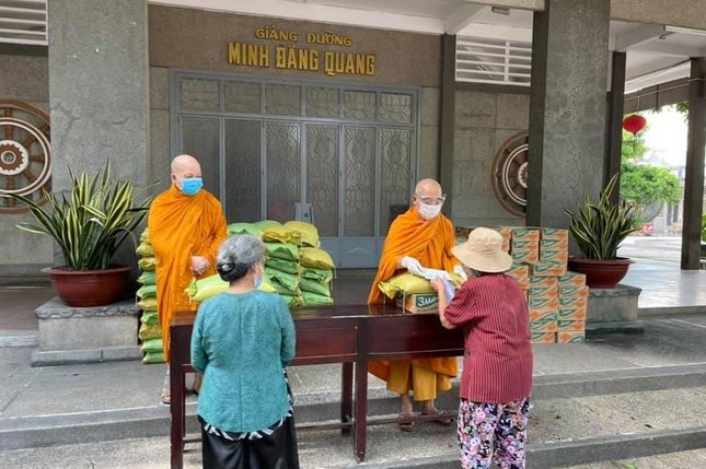 Tịnh xá Trung Tâm chia sẻ với bà con khó khăn