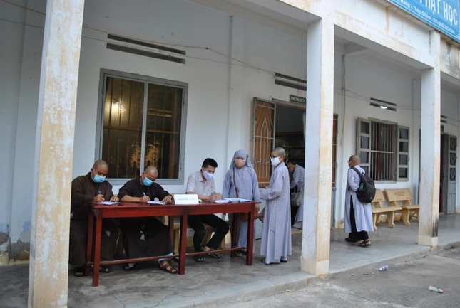 Khai báo y tế trước khi vào phòng thi Khai báo y tế trước khi vào phòng thi