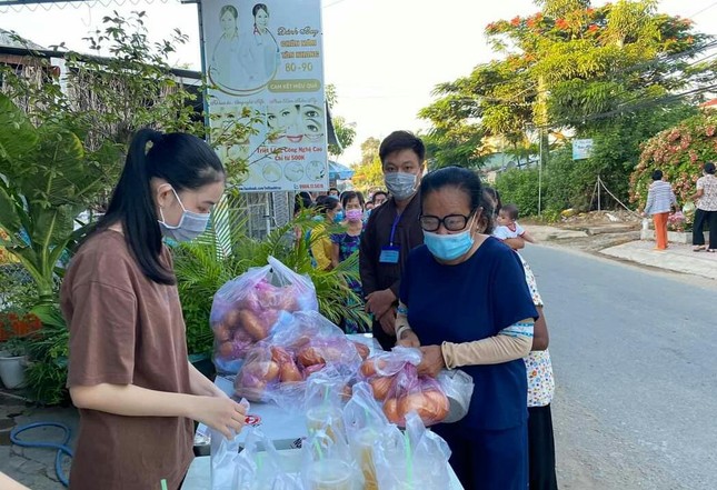 Chia sẻ những ổ bánh mì, chai nước đến bệnh nhân, người nuôi bệnh khó khăn
