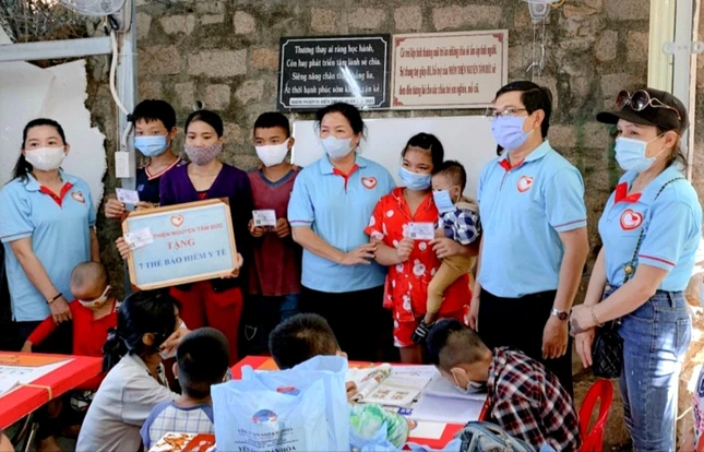 Trao tiền hỗ trợ xây lớp học tình thương, xóa mù chữ thứ 2