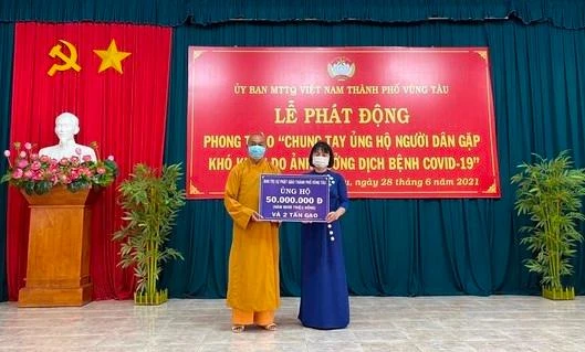 Hòa thượng Thích Phước Huệ trao tượng trưng 50 triệu đồng ủng hộ người dân khó khăn