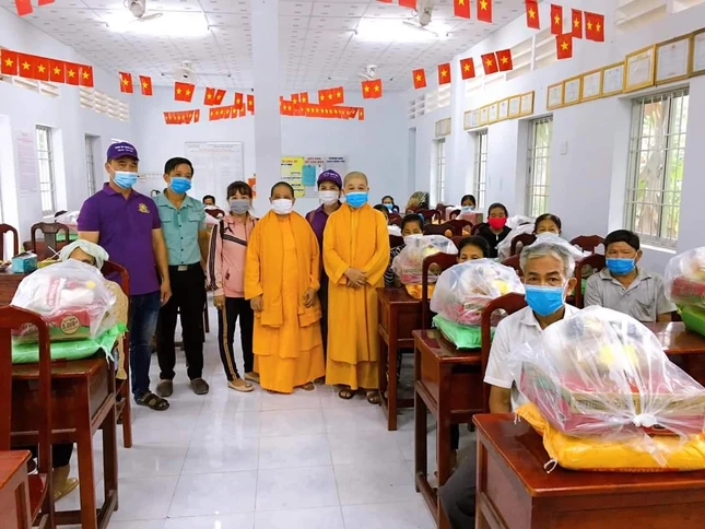 Tịnh xá Ngọc Cầu trao quà đến 24 gia đình khó khăn tại xã Ninh Thới