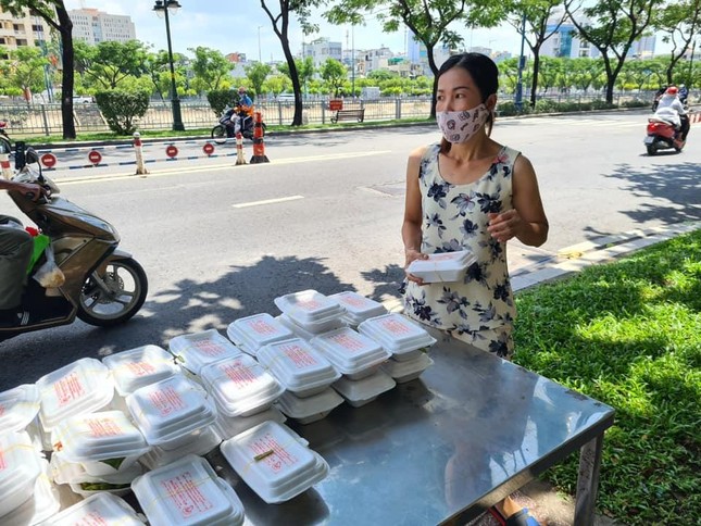 Cơm chay Tường Nguyên phục vụ cho bà con cơ nhỡ, khó khăn - Ảnh: T.N Cơm chay Tường Nguyên phục vụ cho bà con cơ nhỡ, khó khăn - Ảnh: T.N