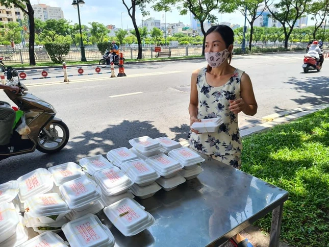 Cơm chay Tường Nguyên phục vụ cho bà con cơ nhỡ, khó khăn - Ảnh: T.N