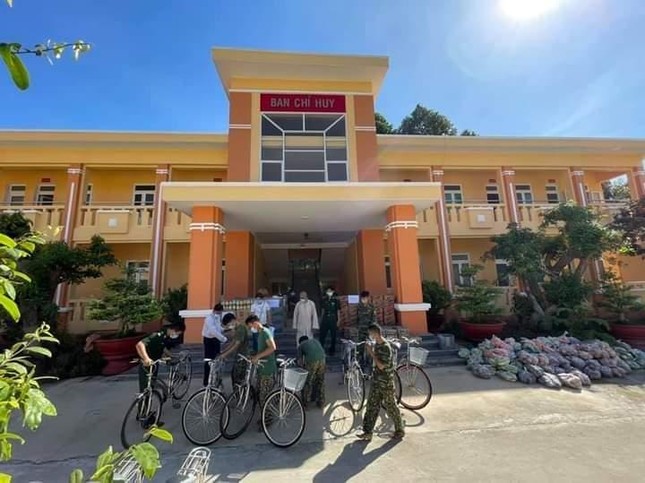 Tặng xe đạp, nhu yếu phẩm cho chốt biên phòng