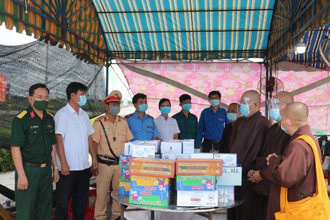 Thăm hỏi tận tình các lực lượng kiểm dịch
