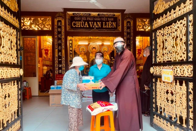 Thượng tọa Thích Lệ Quang trao quà đến người già neo đơn Thượng tọa Thích Lệ Quang trao quà đến người già neo đơn