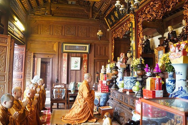 Hòa thượng Thích Bảo Nghiêm cùng chư Tăng niêm hương, đảnh lễ Tam bảo