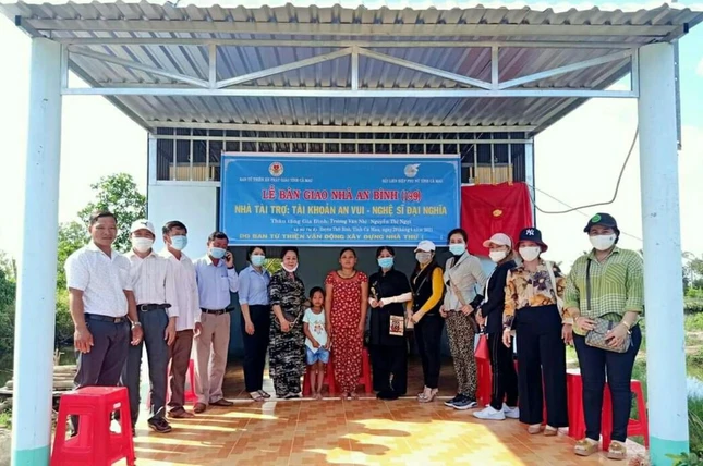 Bàn giao nhà tình thương