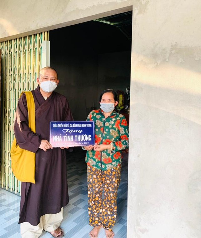 Đại đức Thích Tánh Bình bàn giao nhà tình thương đến gia đình bà Trinh