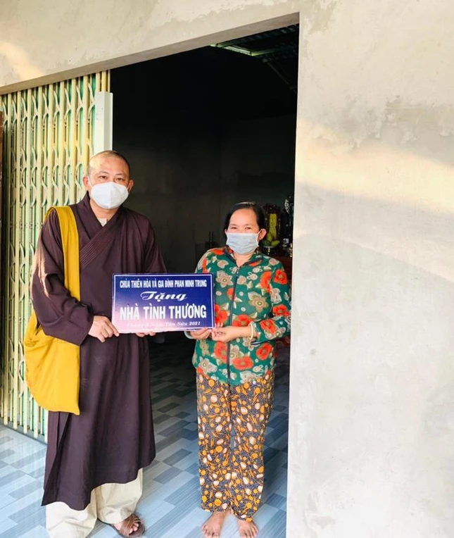 Đại đức Thích Tánh Bình bàn giao nhà tình thương đến gia đình bà Trinh