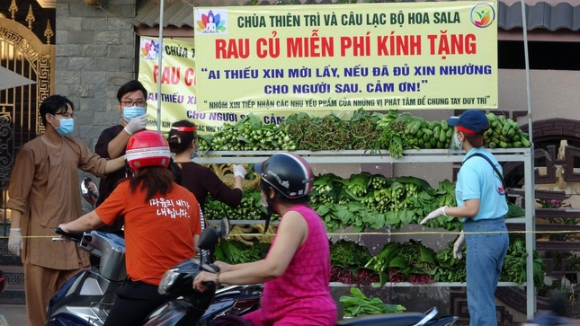 Quầy rau củ quả của chùa Thiên Trì hỗ trợ người dân khó khăn Quầy rau củ quả của chùa Thiên Trì hỗ trợ người dân khó khăn
