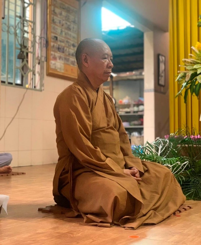 Thượng tọa Thích Huệ Minh tọa thiền