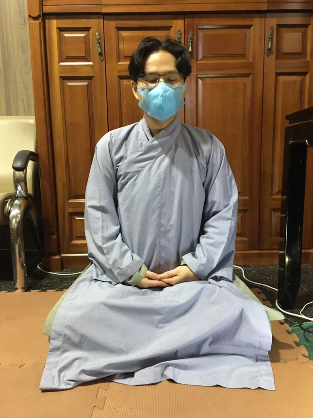 Phật tử Minh Đạo đang thực tập thiền tại nhà theo chương trình tu tập online của chùa Thiên Trì