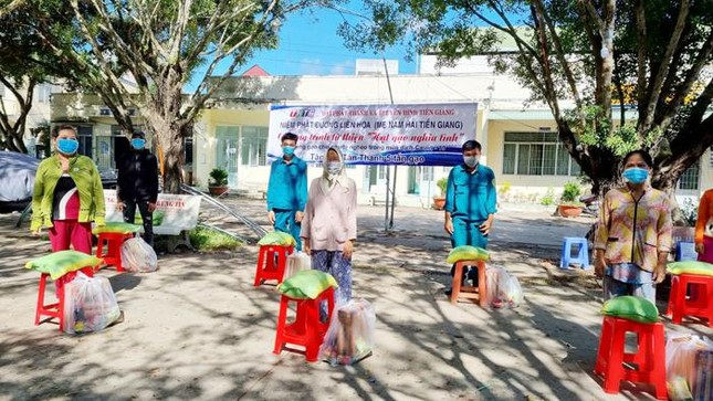 Bà con khu vực phong tỏa nhận quà