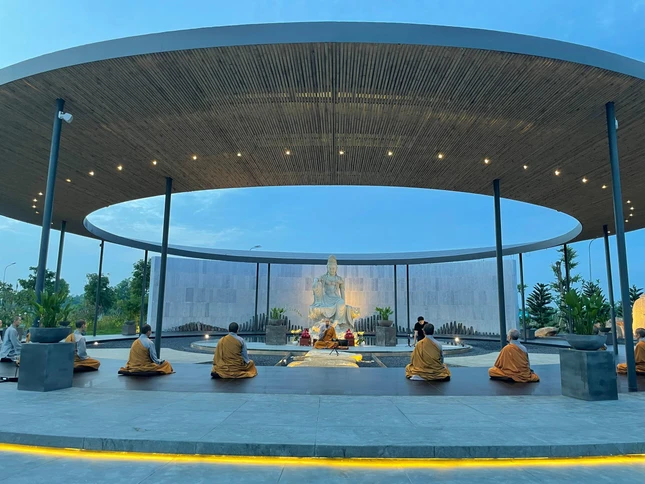 Chư Ni tọa thiền được truyền trực tuyến để Phật tử nương theo thực tập - Ảnh: QÂTV