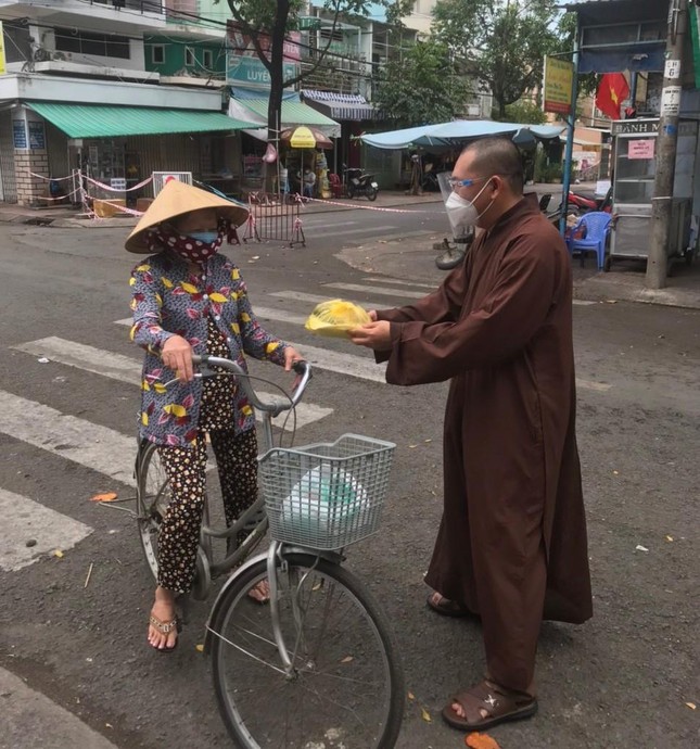 Chia sẻ khó khăn với người nghèo trong thời giãn sống cách xã hội phòng Covid-19 Chia sẻ khó khăn với người nghèo trong thời giãn sống cách xã hội phòng Covid-19