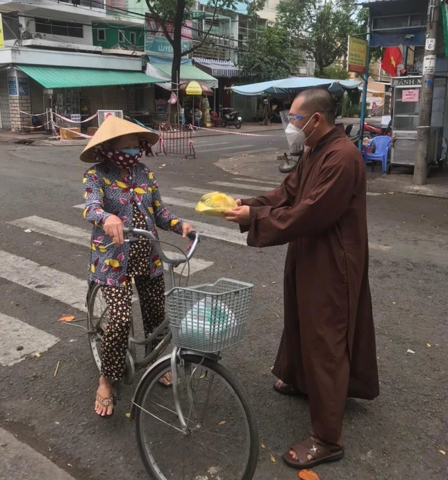 Chia sẻ khó khăn với người nghèo trong thời giãn sống cách xã hội phòng Covid-19
