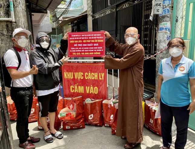 Trao quà tại khu vực cách ly trên địa bàn quận 8