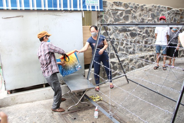 Nhận quà bên hàng rào cách ly tại quận 4