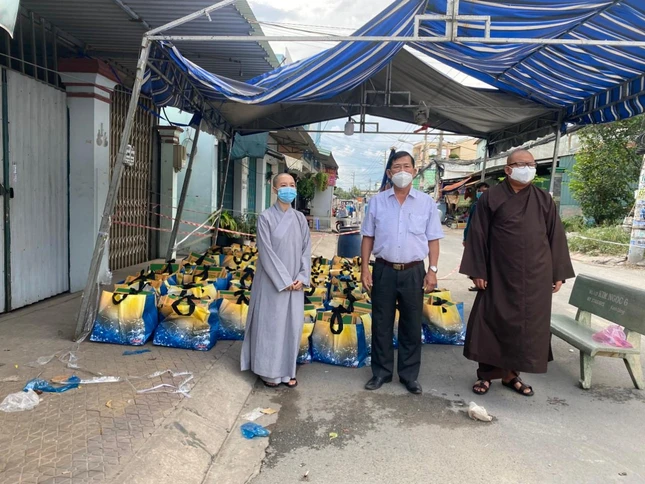 Chia sẻ với người dân trong khu vực cách ly