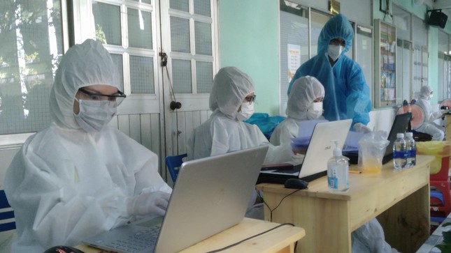 Tình nguyện viên hỗ trợ ghi danh sách người dân tiêm vắc-xin