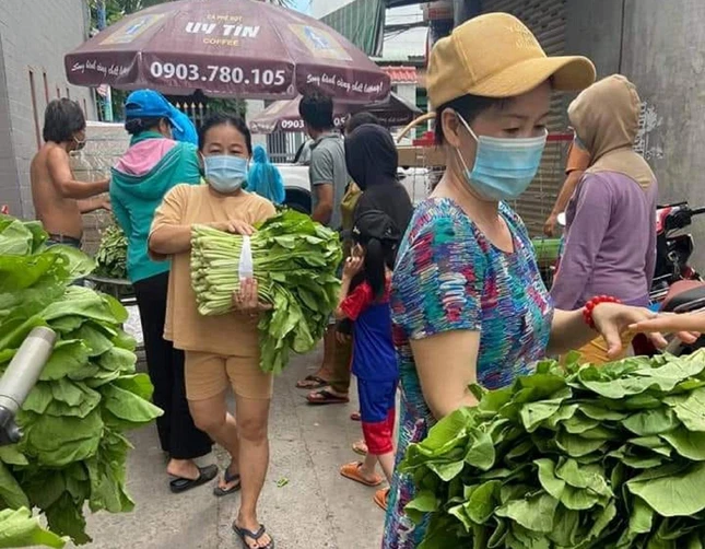 Người dân TP.HCM nhận được nông sản - Ảnh Tùng Lâm Người dân TP.HCM nhận được nông sản - Ảnh Tùng Lâm
