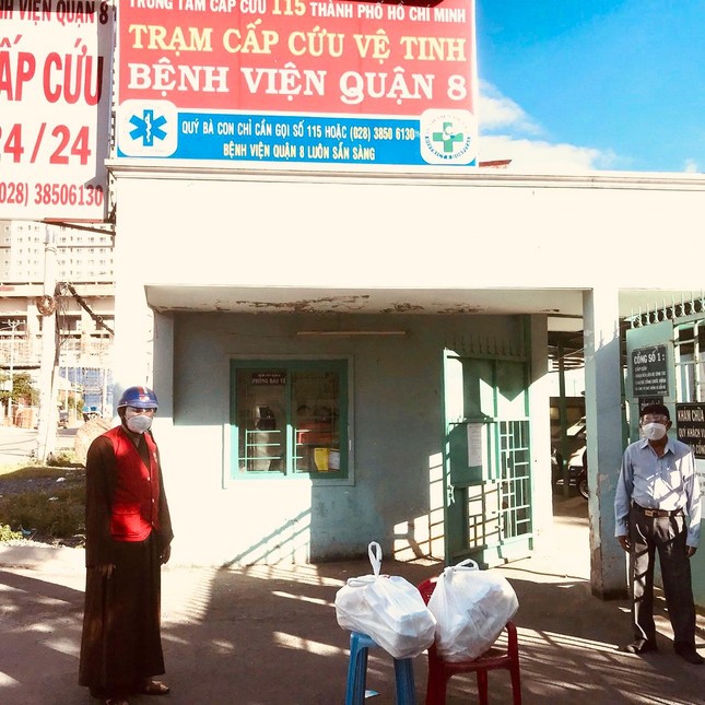 Trao những suất cơm nấu sẵn tại Bệnh viện quận 8