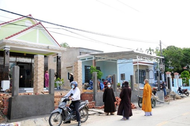 Chư tôn đức khảo sát 4 căn nhà nằm liền kề nhau tại thôn Tân Hà, xã Đại Lãnh mới hoàn thành Chư tôn đức khảo sát 4 căn nhà nằm liền kề nhau tại thôn Tân Hà, xã Đại Lãnh mới hoàn thành