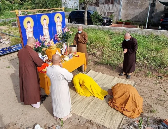 Chư tôn đức đảnh lễ Tam bảo