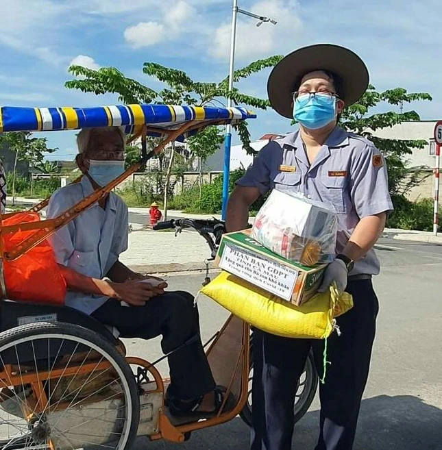 Phân ban Gia đình Phật tử chùa Kỳ Quang trao quà đến người khuyết tật khó khăn