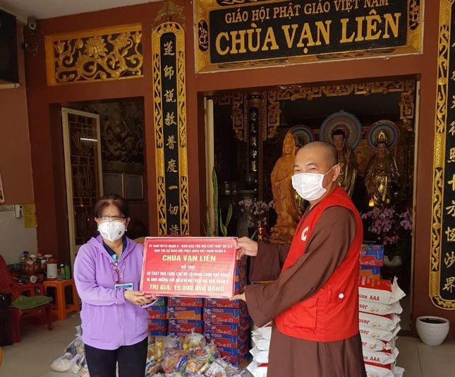 Trao 50 phần quà đến đại diện phường 4, quận 5 để chuyển đến các gia đình